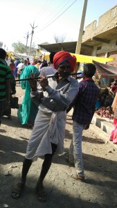 वालपुर भगोरिया में बांसुरी 